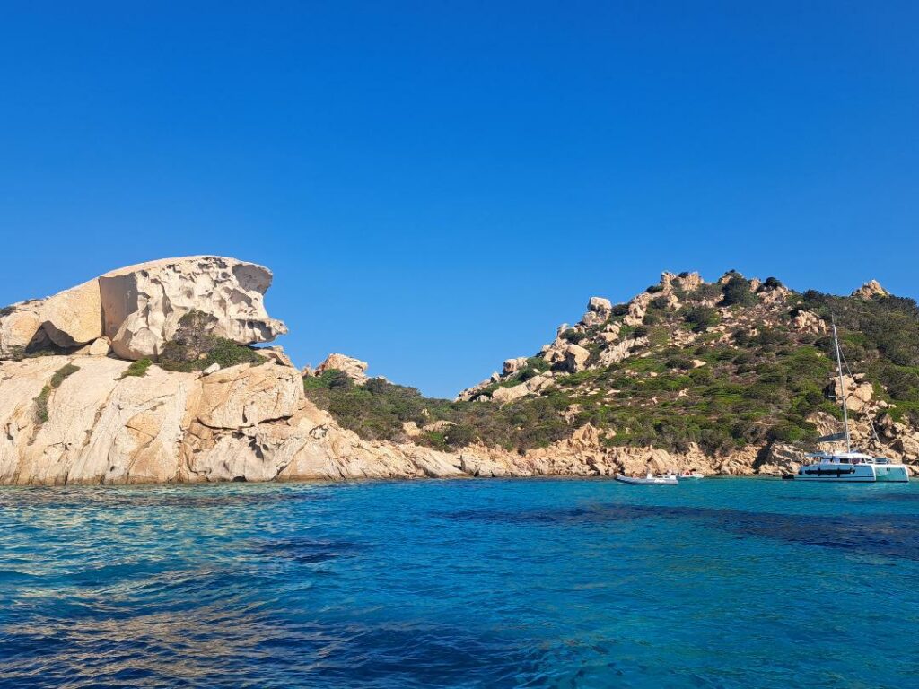 Eau turquoise d'une crique sur l'ile Spargi