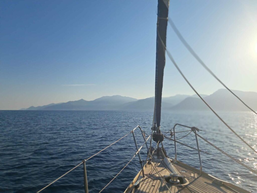 Voilier naviguant le long des montagnes du Cap Corse