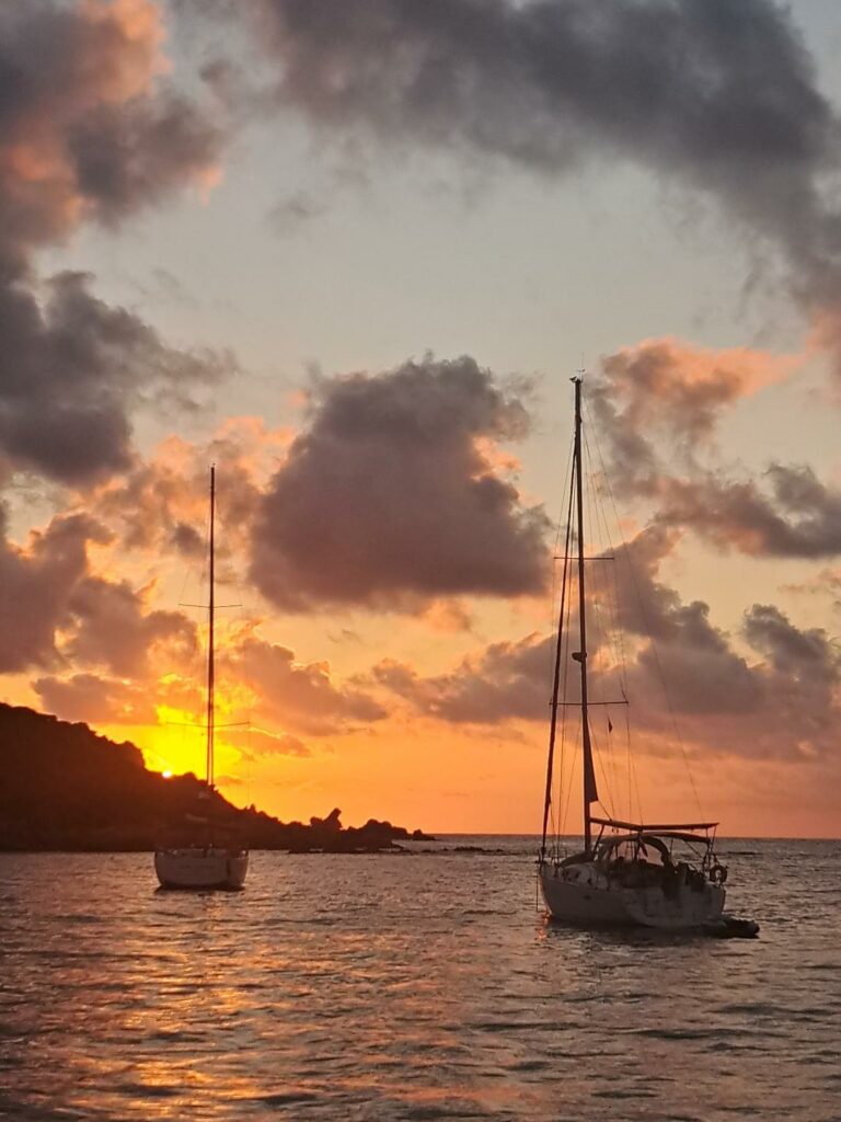 voilier au coucher du soleil au mouillage dans la baie de Campomoro en Corse