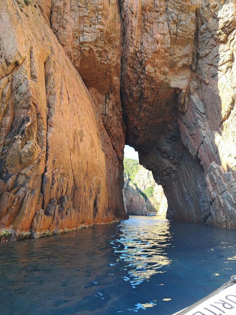 Falaise des calanques de Piana vue d'un bateau