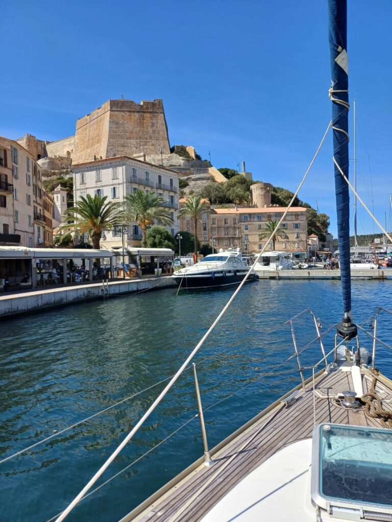Sortie du port de Bonifacio en voilier