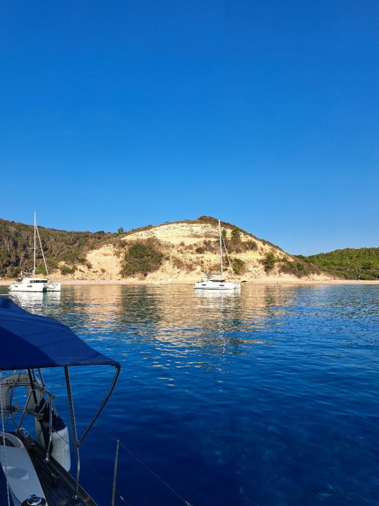 voilier au mouillage dans le golfe de Sant Amanza