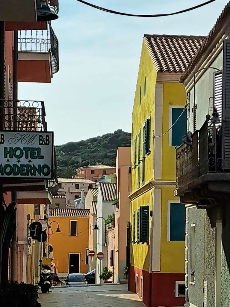 Rue aux façades colorées de Santa Teresa di Gallura